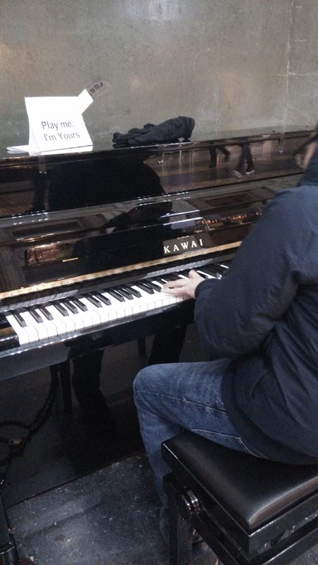 米兰中央火车站的钢琴.jpg 米兰中央火车站的钢琴.jpg